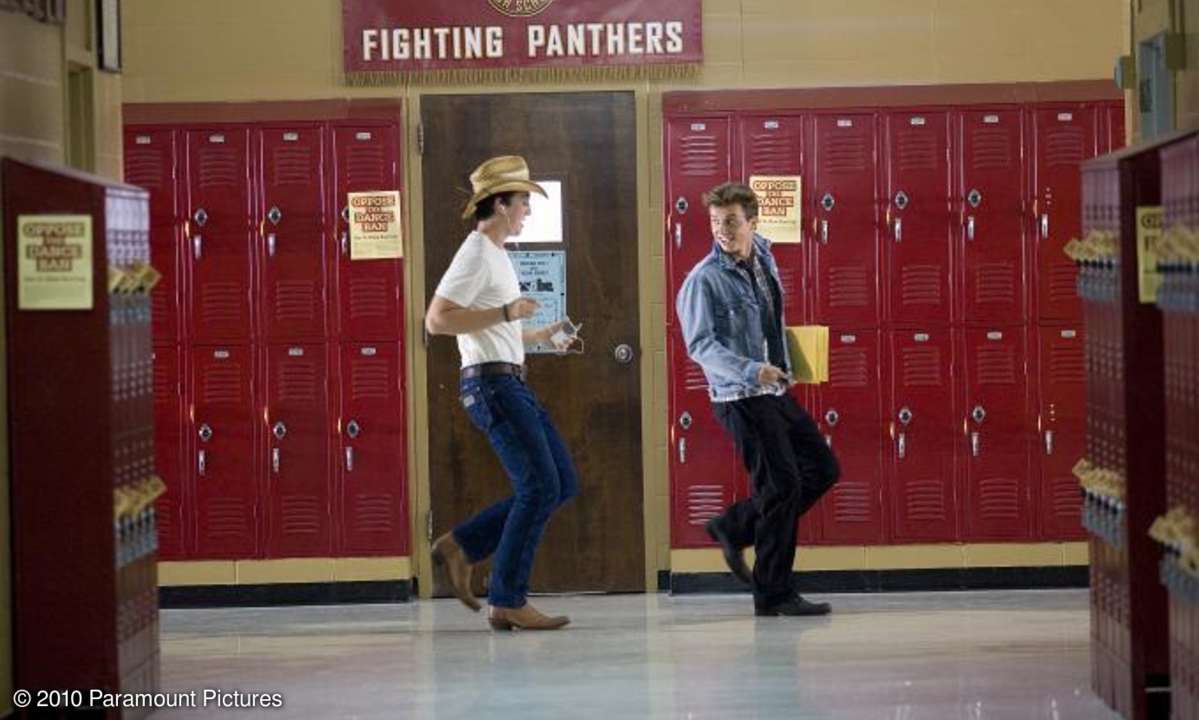 Diese Szene gab es schon mal: Ren (Kenny Wormald, rechts) will seinem Kumpel Willard (Miles Teller) das Tanzen beibringen.
