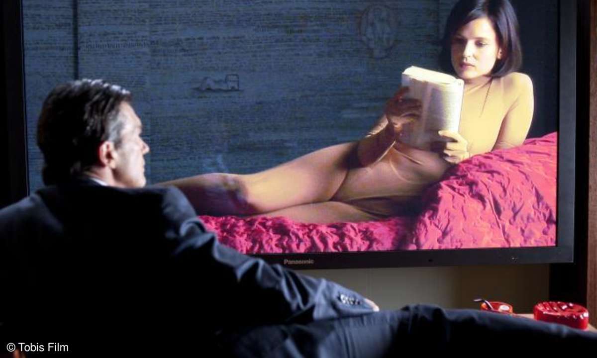 Robert (Antonio Banderas) liebt es, Vera (Elena Anaya) heimlich zu beobachten.