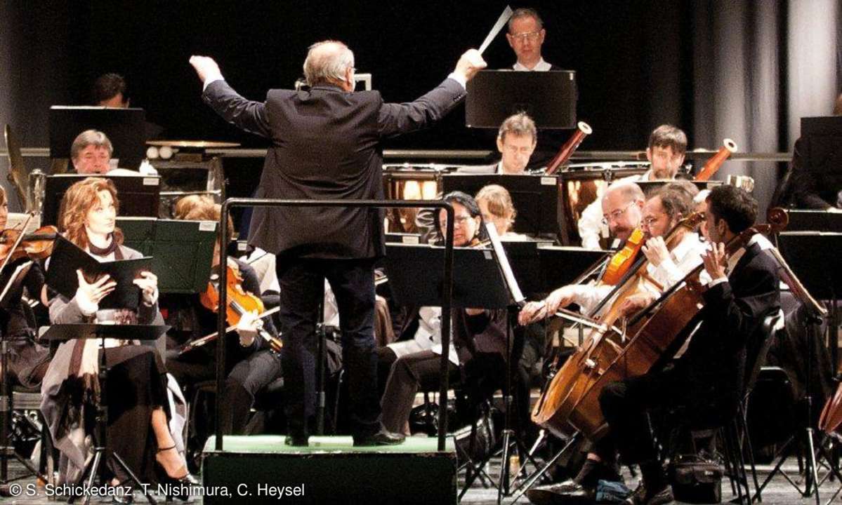 Orchester mit Dirigent