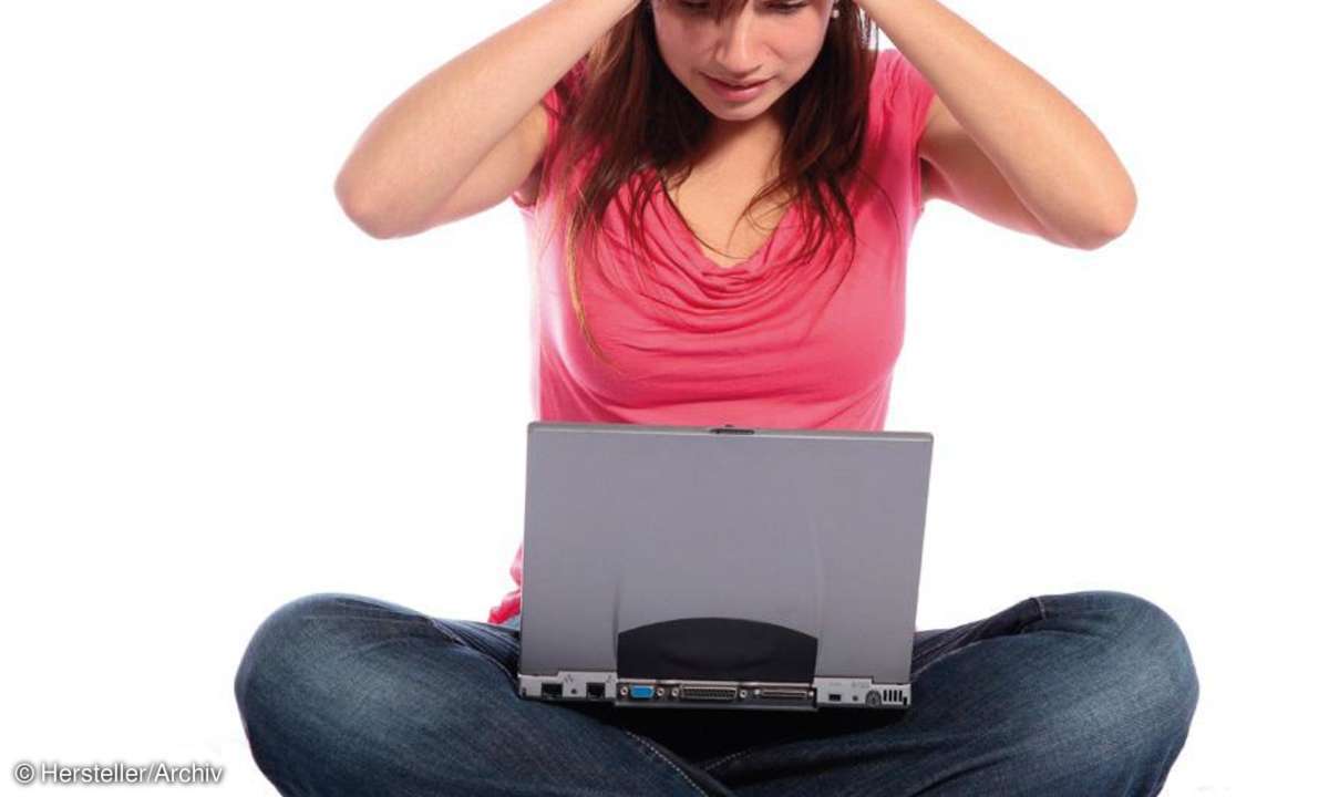 frau, laptop, verzweifelt