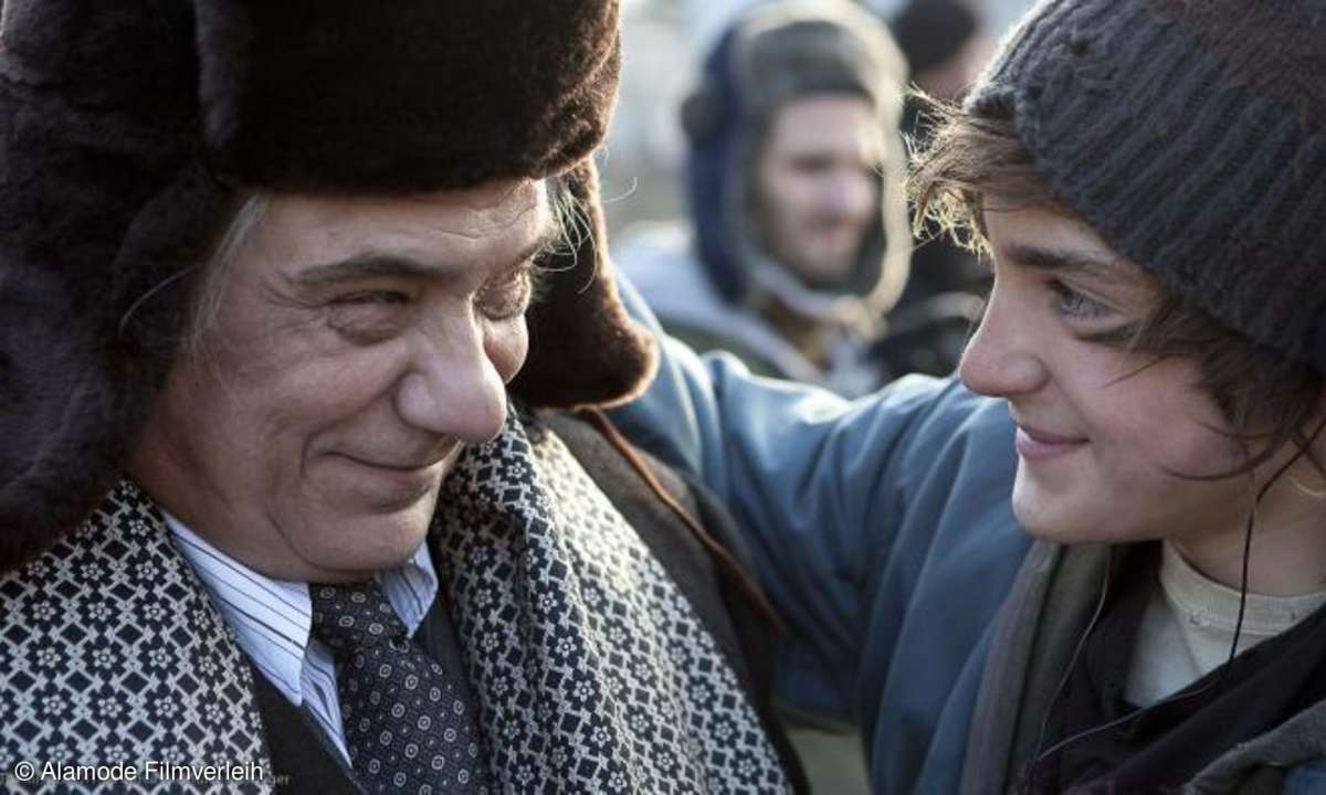 Bis der Sohn der Toten (Noah Silver, rechts) lächelt, vergeht eine lange Zeit. Doch irgendwie scheint es der Vizekonsul (Julian Negulesco) zu schaffen ...
