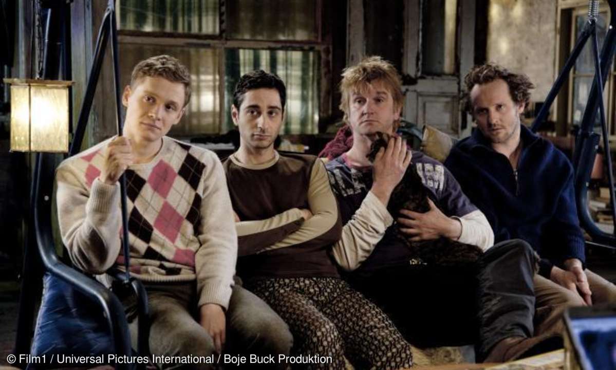 Sind die hippe Berliner Version der Ludolfs (von links): Alex Honk (Matthias Schweighöfer), Kumpel Jan (Denis Moschitto), Jürgen Honk (Detlev Buck) und Basti Honk (Maximilian Brückner). Katze Rubbel macht den Clan komplett.