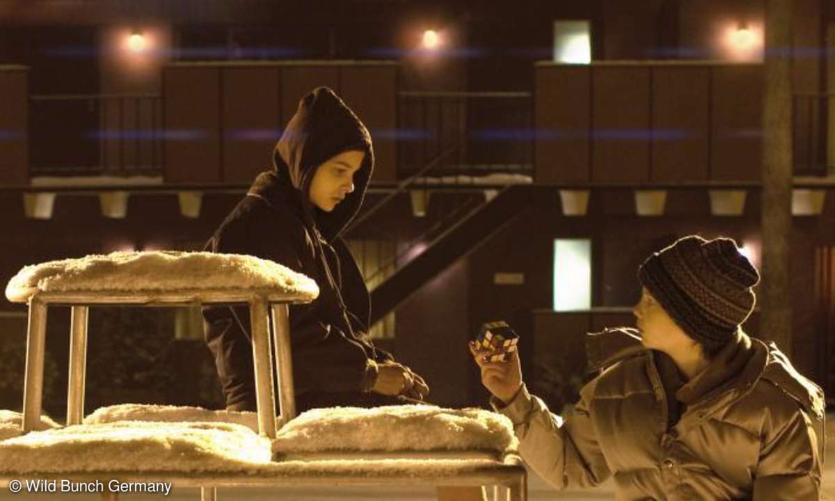 Mit einem Rubikwürfel gewinnt Owen (Kodi Smit-McPhee) die Aufmerksamkeit seiner neuen Nachbarin (Chloe Moretz).