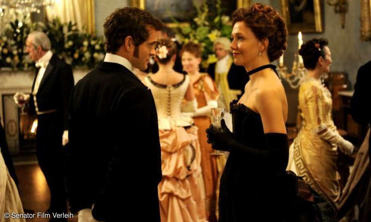 Charlotte (Maggie Gyllenhaal) und Mortimer (Hugh Dancy) kommen sich langsam näher.