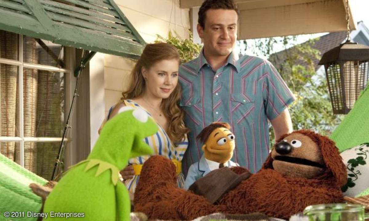 Kermit, Mary (Amy Adams), Gary (Jason Segel) und Walter überzeugen ganz in Blues-Brothers-Manier einen Muppet nach dem anderen, noch einmal aufzutreten.