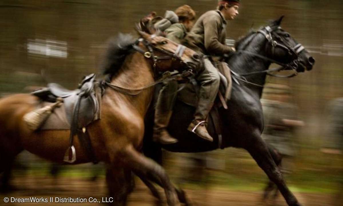 Zwei deutsche Deserteure, darunter Gunther (David Kross, rechts), ergreifen hoch zu Ross die Flucht.