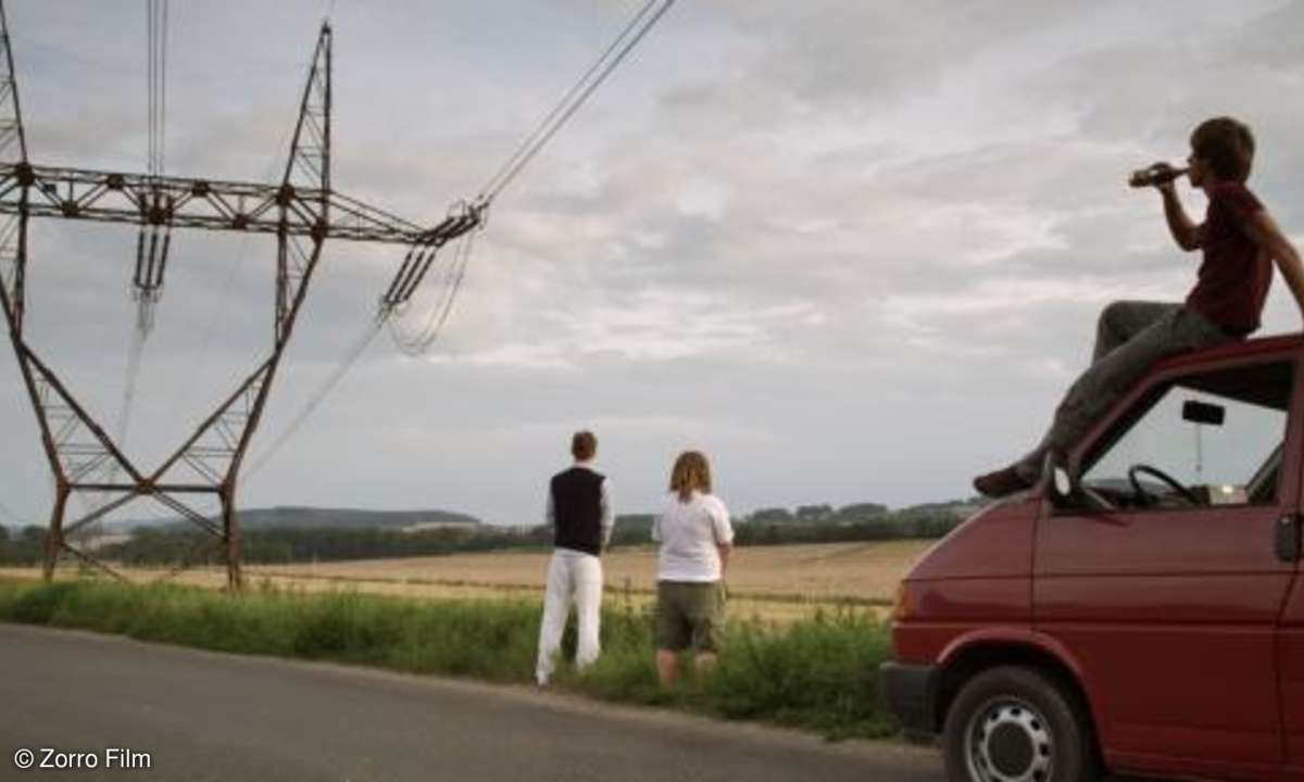 Auf dem Autodach genehmigt sich Quirin (Marcel Despas, rechts) einen Schluck aus der mitgereisten Spezi-Flasche.