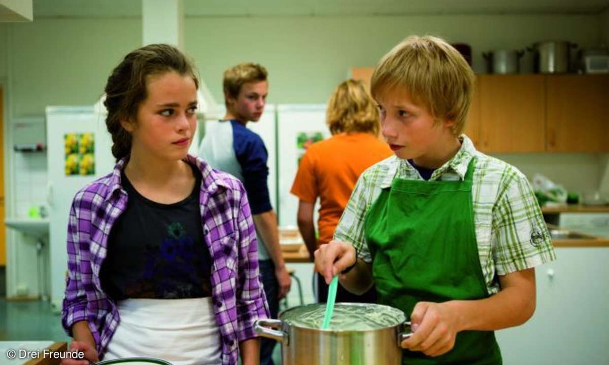 Jo (Ask van der Hagen) ist hin und weg von der Neuen in der Klasse: Mari (Susanne Boucher) ist hübsch, selbstbewusst und schlau.