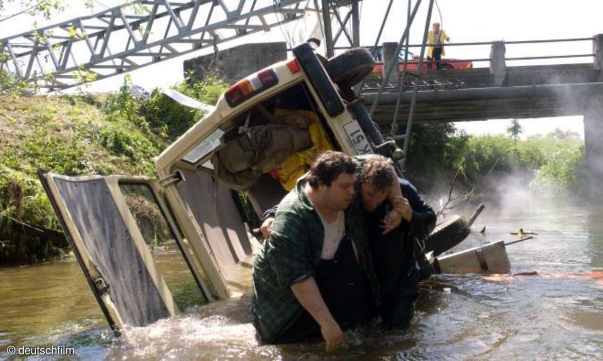 Nach einem Autounfall rettet Lukas (Florian Brückner, Mitte) seinen Bruder Paul (Mathias Kellner, links) aus dem Fluss.