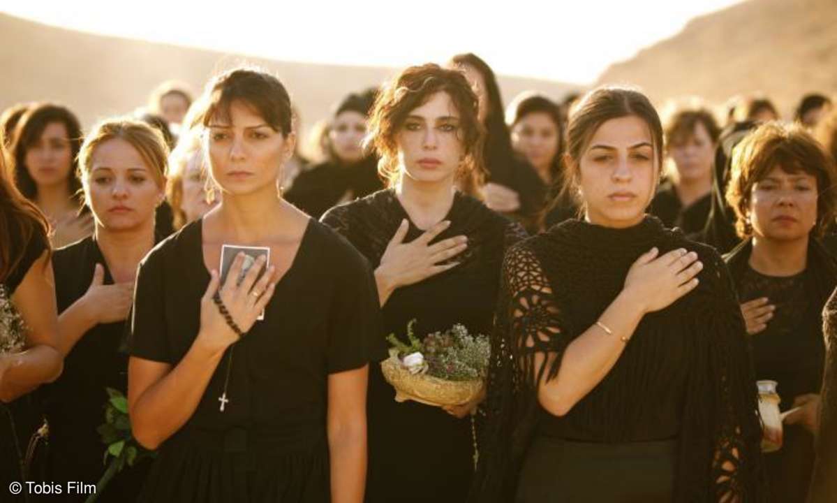 Geteiltes Leid ist halbes Leid: Die Frauen des Dorfes tanzen für ihre Toten.