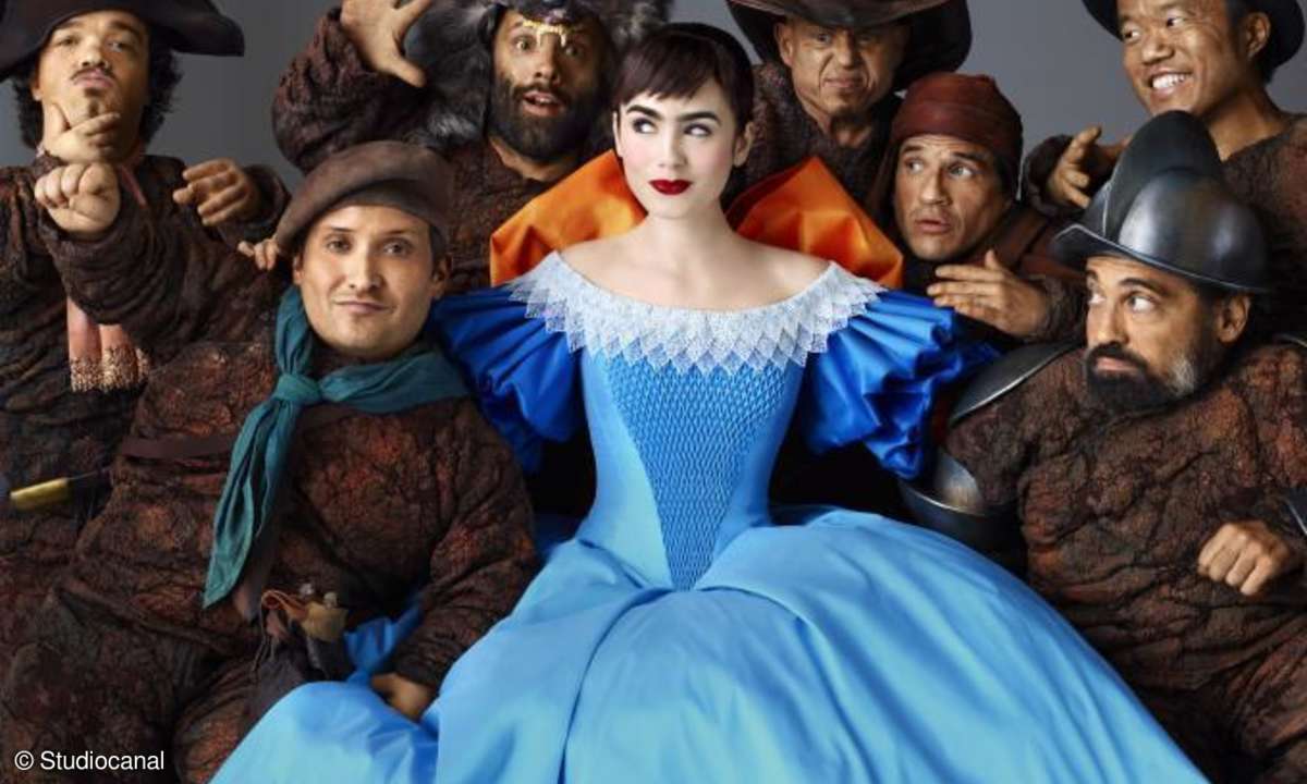 Schneewittchen (Lily Collins) und die Zwerge (von links: Jordan Prentice, Joey Gnoffo, Sebastian Saraceno, Martin Klebba, Mark Provinelli, Ronald Lee Clark und Danny Woodburn) planen den Staatsstreich - wenn die Gebrüder Grimm das wüssten ...