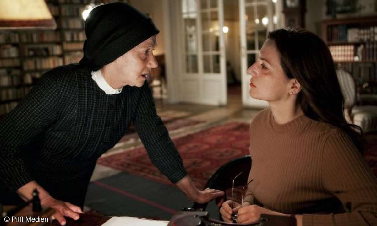 Kaum haben sich Emerenc (Helen Mirren, links) und Magda (Martina Gedeck) angenähert, treibt ein falsches Wort schon wieder einen Keil zwischen sie.