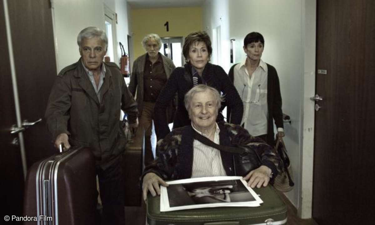 Vorwärts, nie zurück! Claude (Claude Rich, im Rollstuhl) wird von seinen Freunden Jean (Guy Bedos, links), Albert (Pierre Richard), Jeanne (Jane Fonda, zweite von rechts) und Annie (Geraldine Chaplin) aus dem Pflegeheim befreit.