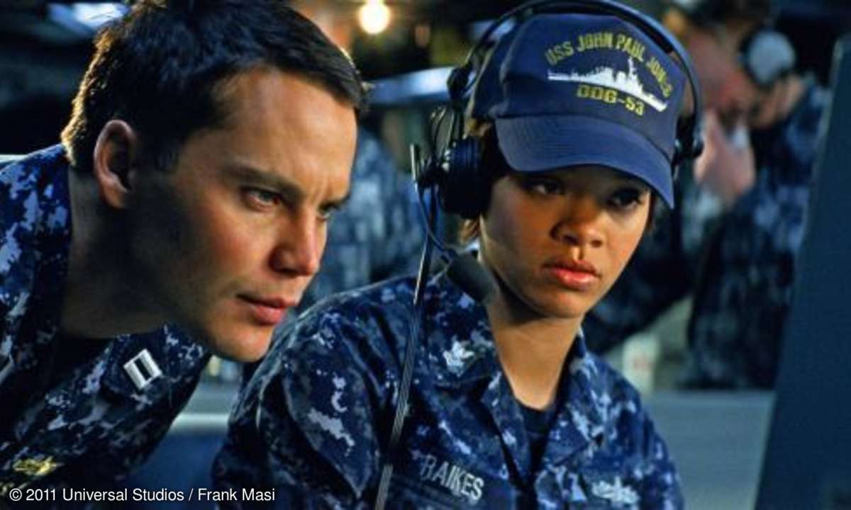 Hopper (Taylor Kitsch) und Raikes (Rihanna) können nicht glauben, was sie auf dem Radar sehen.