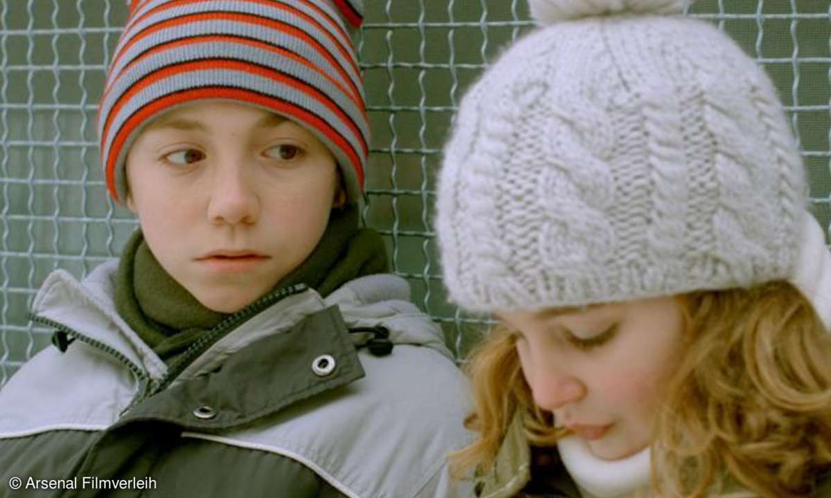 Simon (Emilien Neron) und Alice (Sophie Nelisse) haben am Tod ihrer Lehrerin schwer zu trage. Mit gegenseitigen Schuldzuweisungen versuchen sie, Abstand zu gewinnen.