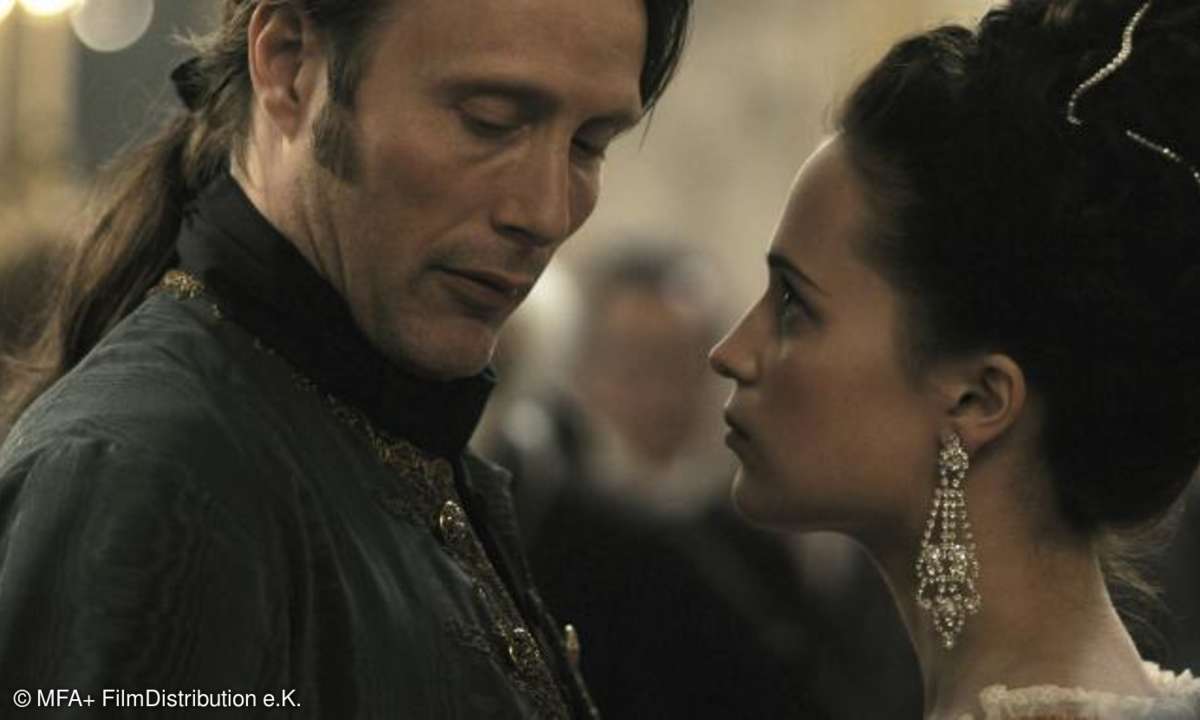 Die gemeinsame Leidenschaft für Voltaire, Locke und Rousseau bringt Caroline Mathilde (Alicia Vikander) und Johann Friedrich Struensee (Mads Mikkelsen) zusammen.