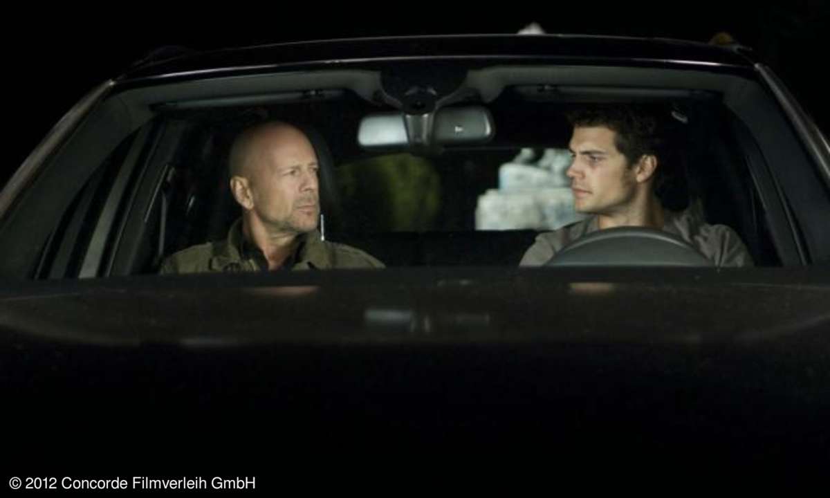 Überraschung: Papa (Bruce Willis) ist eigentlich ein Geheimagent. Will (Henry Cavill) ahnt noch nicht, welche Folgen das für ihn hat.