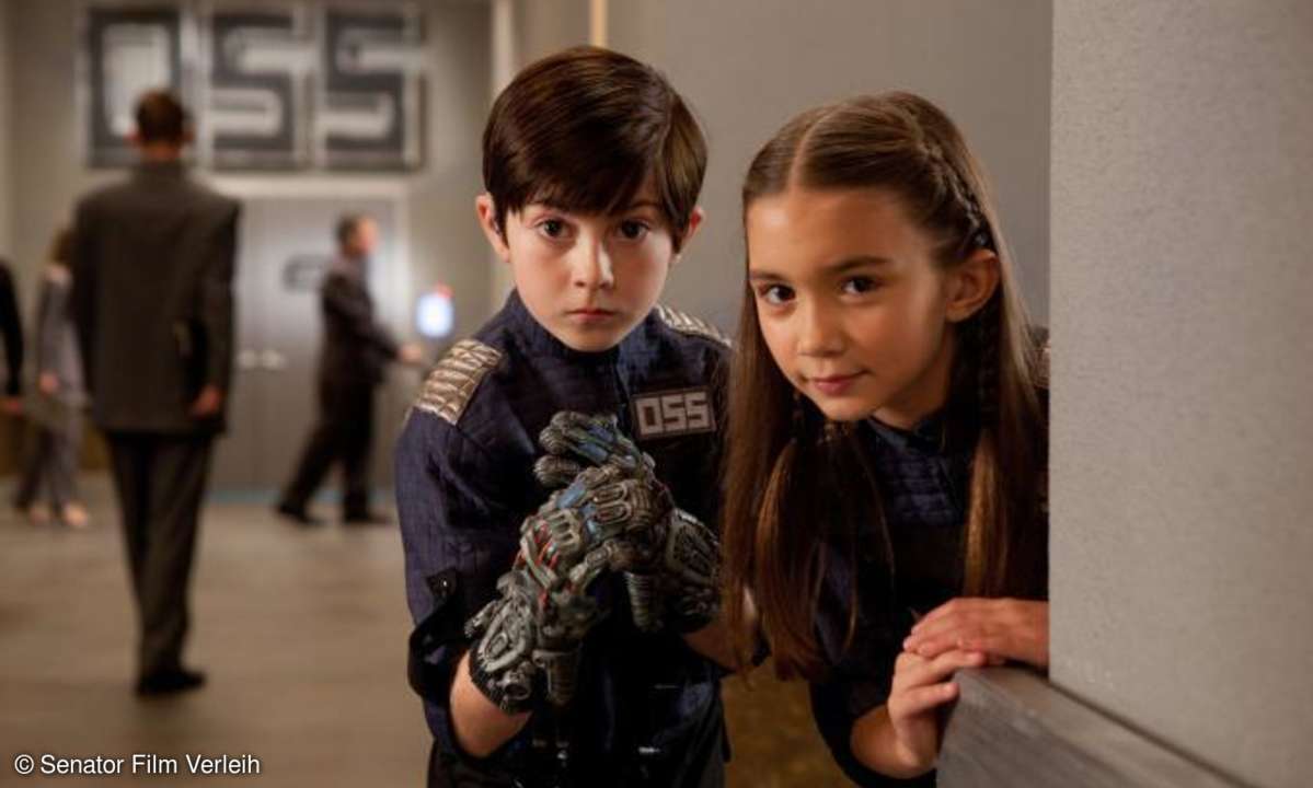 Früh übt sich: Cecil (Mason Cook) und Rebecca (Rowan Blanchard) lassen sich in der Agentenzentrale mit tollen Gadgets ausstatten.