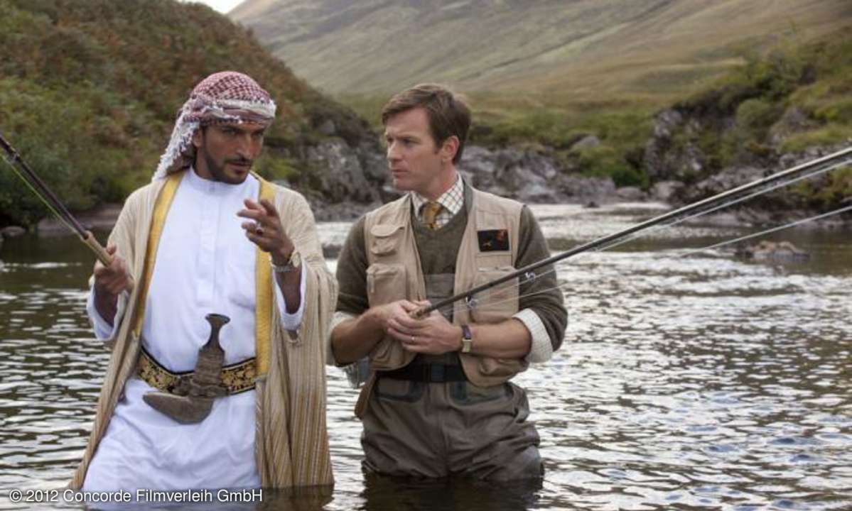 Angeln in Arabien: Der Scheich (Amr Waked) scheut keine Kosten und Mühen, um in seiner Heimat seinem Hobby nachgehen zu können. Alfred (Ewan McGregor, rechts) gibt sein bestes.