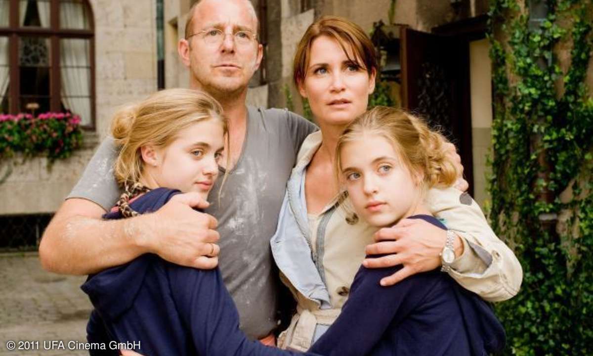 Der Haussegen hängt schief: Hanni und Nanni (Jana und Sophia Münster) machen sich Sorgen um ihre Eltern (Heino Ferch, Anja Kling).