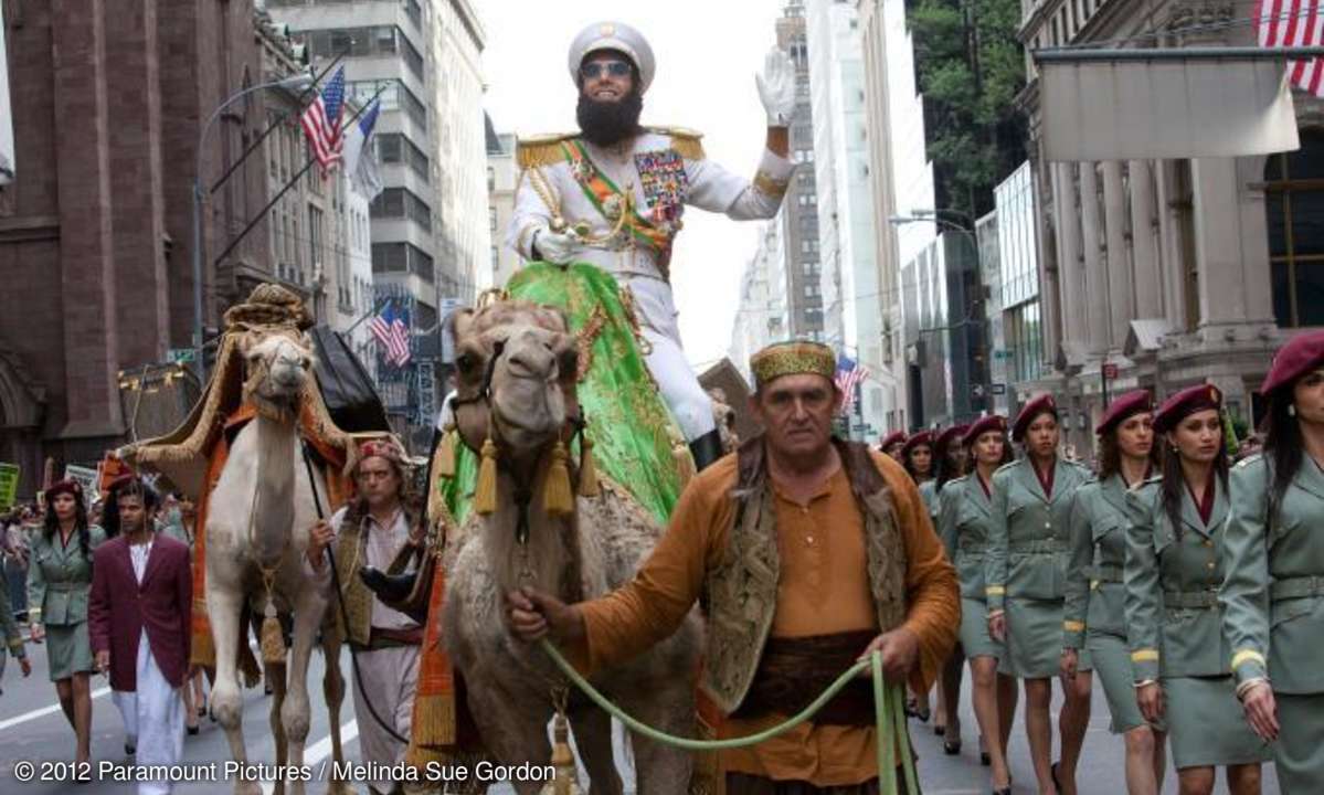 Mit viel Pomp und einer ansehnlichen Entourage marschiert Admiral General Aladeen (Sacha Baron Cohen) in New York ein.