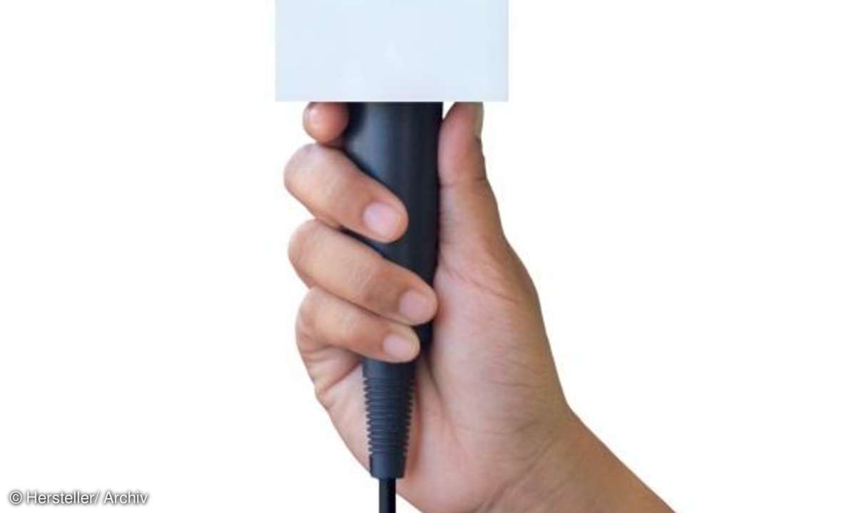 Hand mit Mikrofon