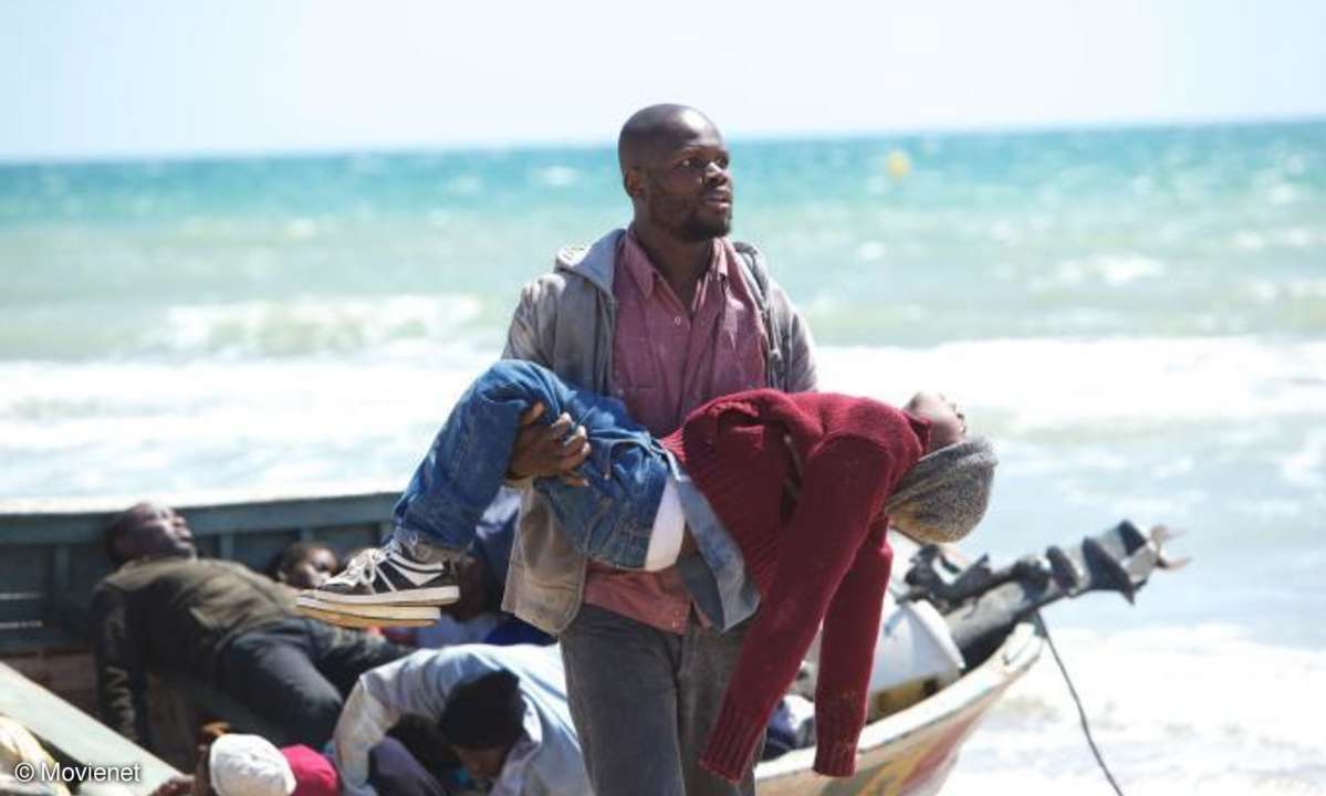 Sie landen am Strand von Gran Canaria und zwingen eine deutsche Touristin, an ihrem Schicksal teilzuhaben: der Senegalese Zola (Hubert Kounde) und sein Sohn Mamadou (Dami Adeeri).