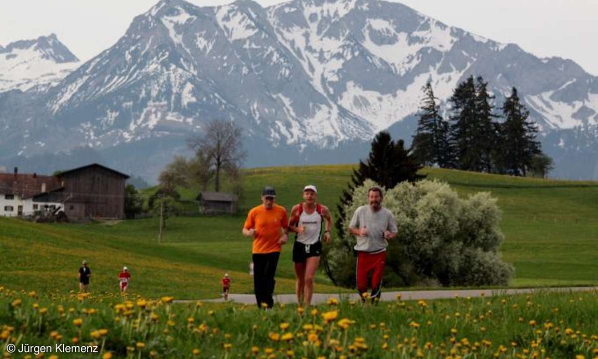 Über Stock und Stein, Landstraßen und Fußwege: Die Läufer sind 64 Tage unterwegs.