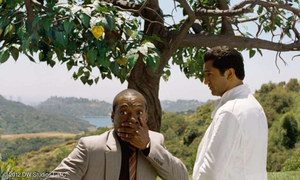 Dr. Sinja (Cliff Curtis, rechts) verrät Quasselstrippe McCall (Eddie Murphy), dass er sich seine verbleibende Äußerungen gut einteilen muss.