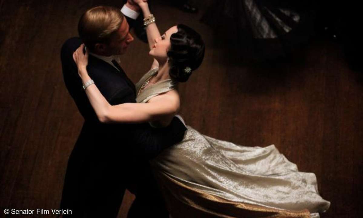 Shall we dance? Auf der Tanzfläche erregt Wallis (Andrea Riseborough) die Aufmerksamkeit des Kronprinzen (James D'Arcy).