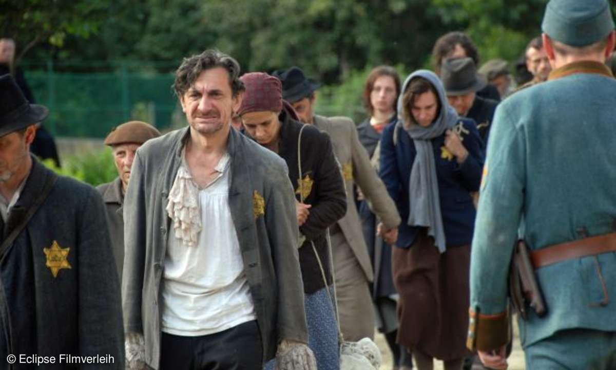 Der Budapester Tenor Lou Gandolf (Peter Vegh) ist einer der Jüdischen Gefangenen, die am Ende des Krieges ins KZ Mauthausen gebracht werden sollen.