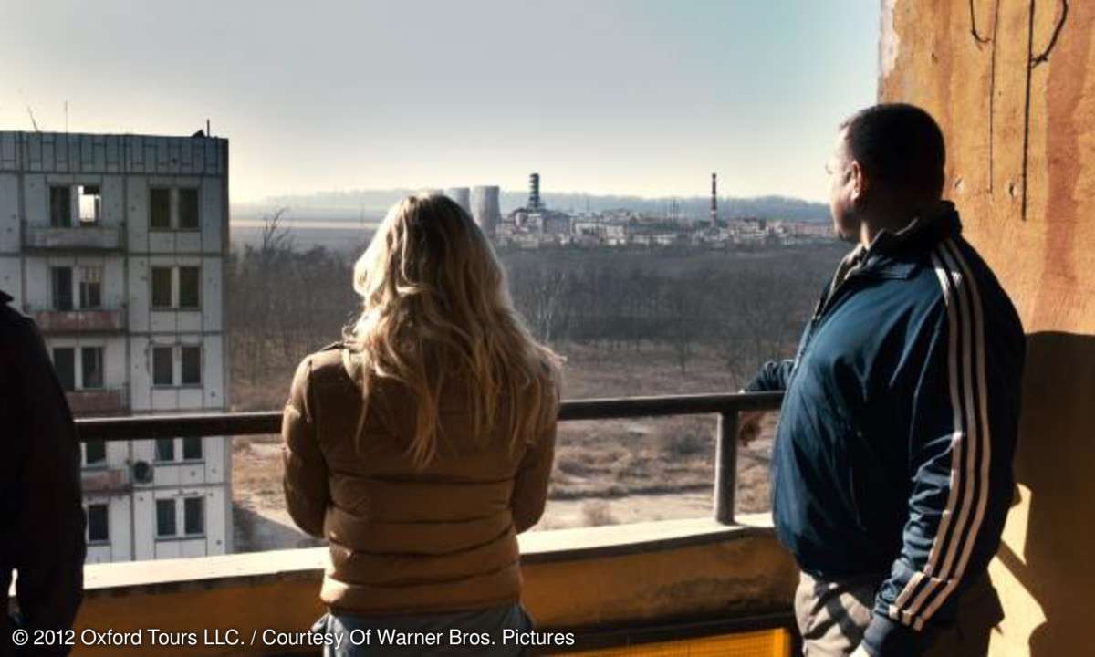 Die Clique genießt zusammen mit Guide Uri (Dimitri Diatchenko) die Aussicht auf das havarierte Atomkraftwerk Tschernobyl.