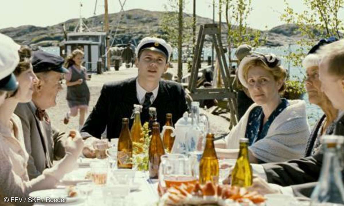 Am Ende wird vielleicht doch noch alles gut: Simon (Bill Skarsgard) im Kreise seiner Familie.