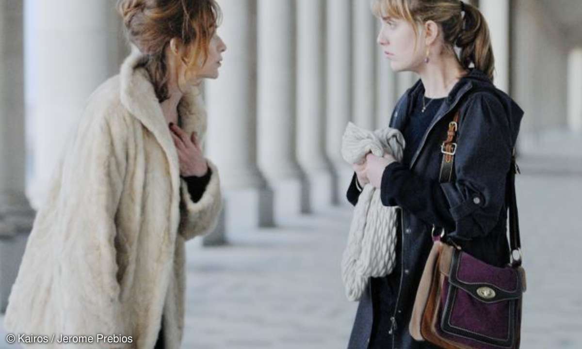 Mit ihrer Tochter Esmeralda (Lolita Chammah, rechts) hat Babou (Isabelle Huppert) viel zu oft Streit.
