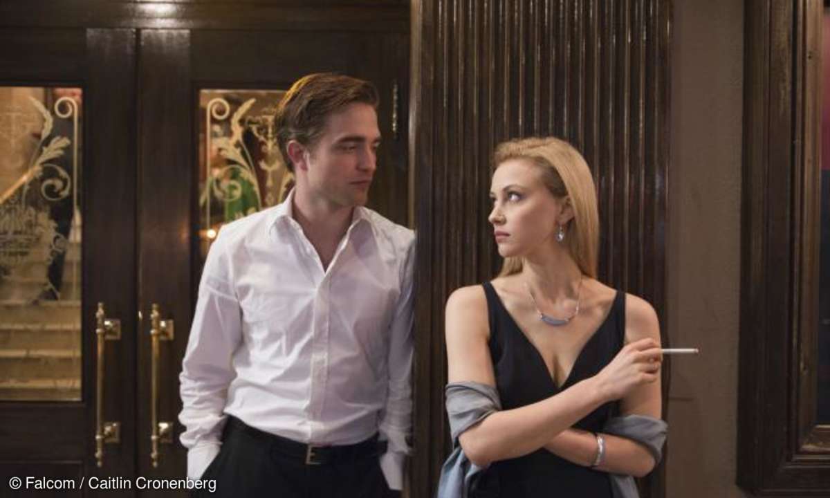 Seine Frau (Sarah Gadon) kann Eric (Sarah Gadon) nur noch selten beeindrucken.
