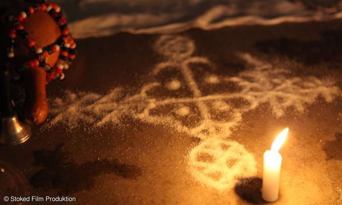 Legba ist der Mittler zwischen den Welten. Vor und nach jedem Ritual wird er angerufen, um die Pforten zu öffnen oder zu schließen.
