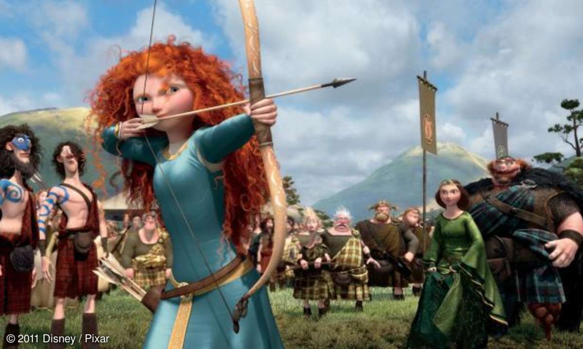 Hat zwar ein Kleid, aber doch die Hosen an: Merida zeigt den heiratswilligen Trotteln, wie der Bogen gespannt wird.