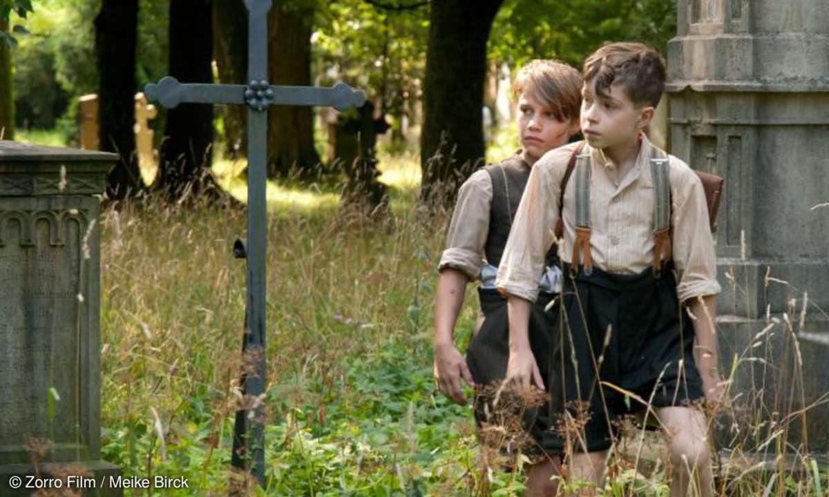 Hacke (Xaver-Maria Brenner) und Tom (Benedikt Weber, rechts) haben den Friedhof im Visier.