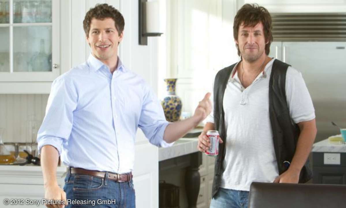 Wie erklärt man, dass der peinliche Typ mit der Bierdose der totgesagte Vater ist? Todd (Andy Samberg, links) führt Donny (Adam Sandler) in seine künftige Snob-Familie ein.