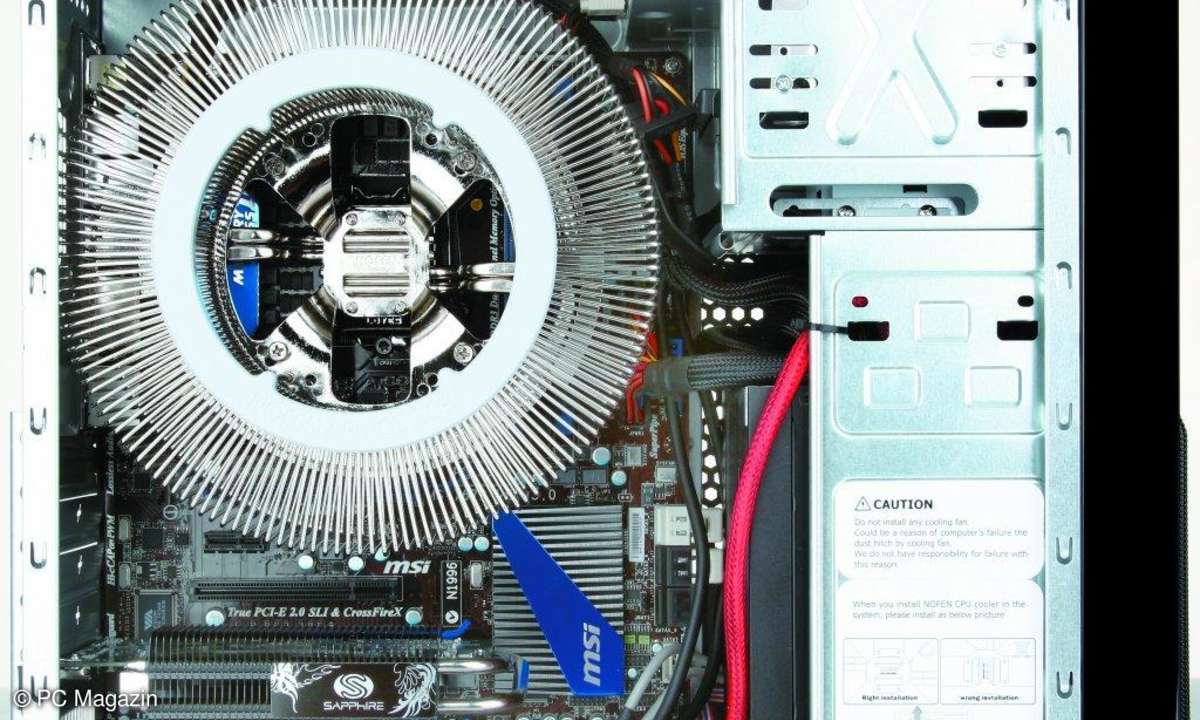 Unter dem riesigen Passivkühler sitzt ein Intel Core i5-2500K