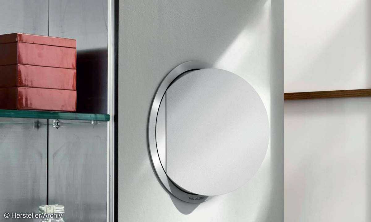 Der Passiv-Lautsprecher BeoVox 2 von Bang & Olufsen lässt sich elegant in die Wand einbauen.