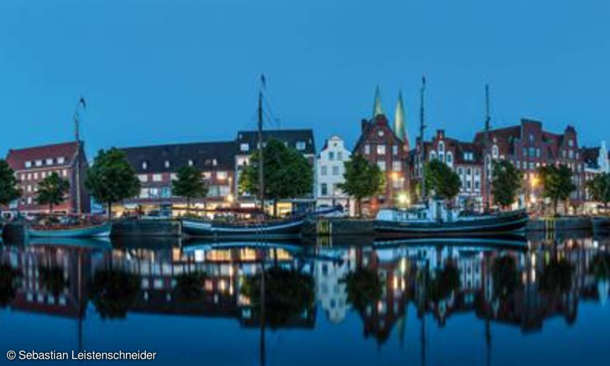 Sebastian Leistenschneider - Lübeck, Museumshafen zur Blauen Stunde