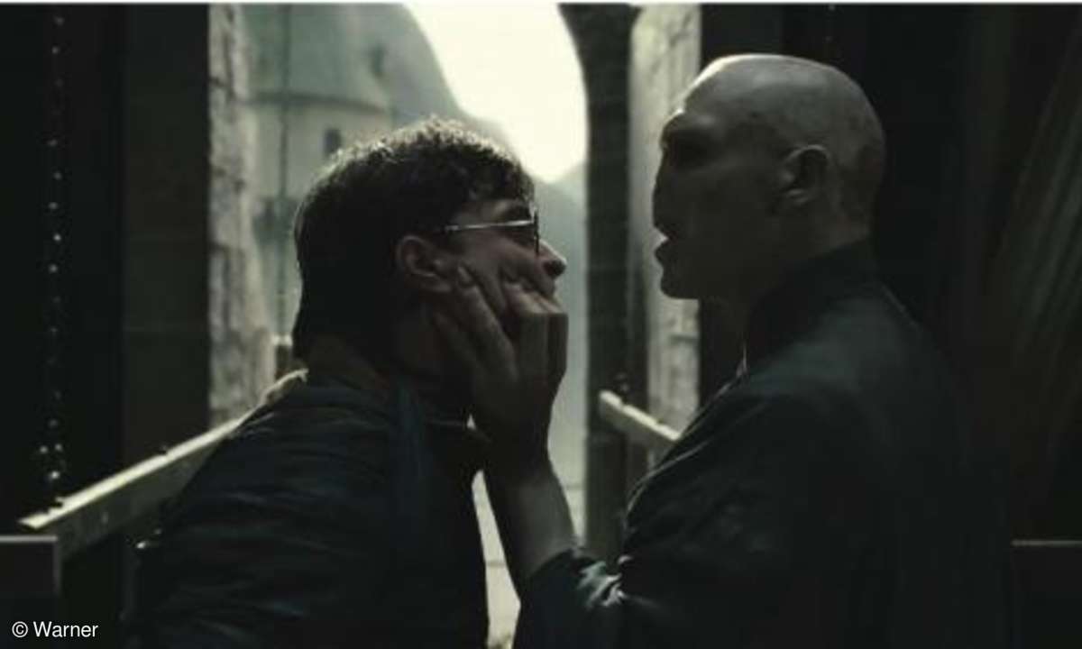 Ein letztes Mal muss sich Harry Potter (Daniel Radcliffe, links) seinem Erzfeind Lord Voldemort (Ralph Fiennes) stellen. 2011 Warner Bros. Entertainment Inc. Harry Potter Publishing Rights (C) J.K.R. Harry Potter Characters, Names And Related Indi...