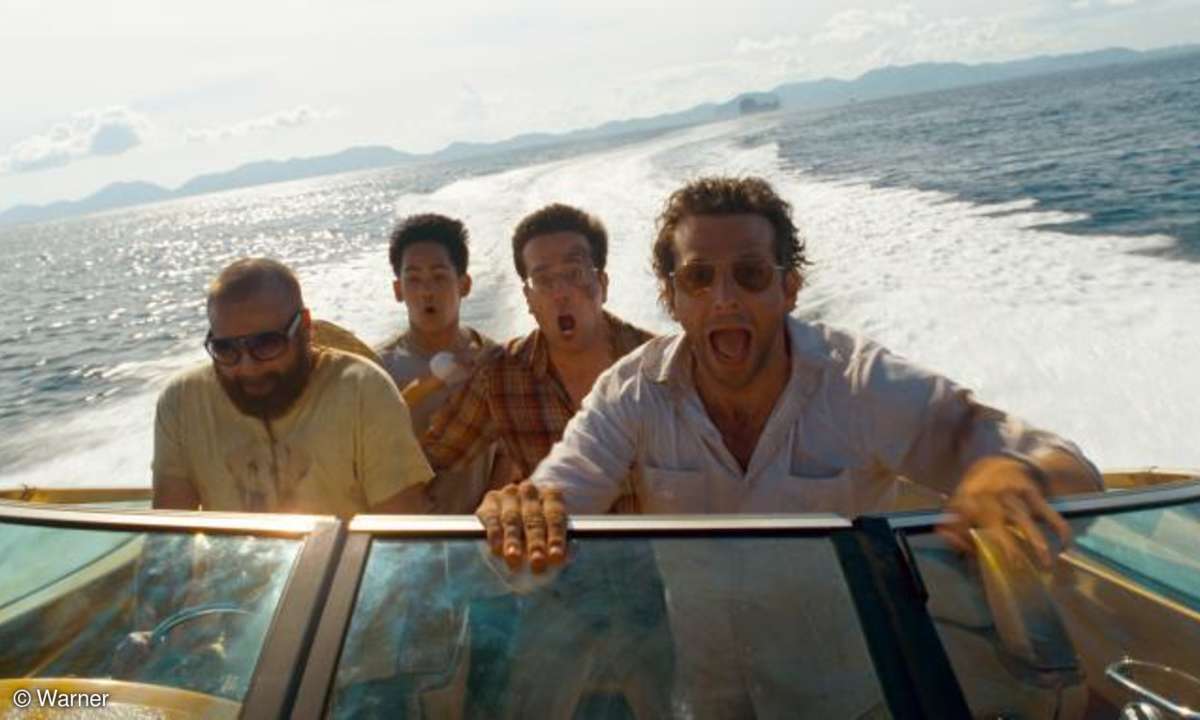 Chaos-König Allan (Zach Galifianakis, vorne links) versetzt seine Kumpels Teddy (Mason Lee, hinten links), Stu (Ed Helms, hinten rechts) und Phil (Bradley Cooper) in Angst und Schrecken.