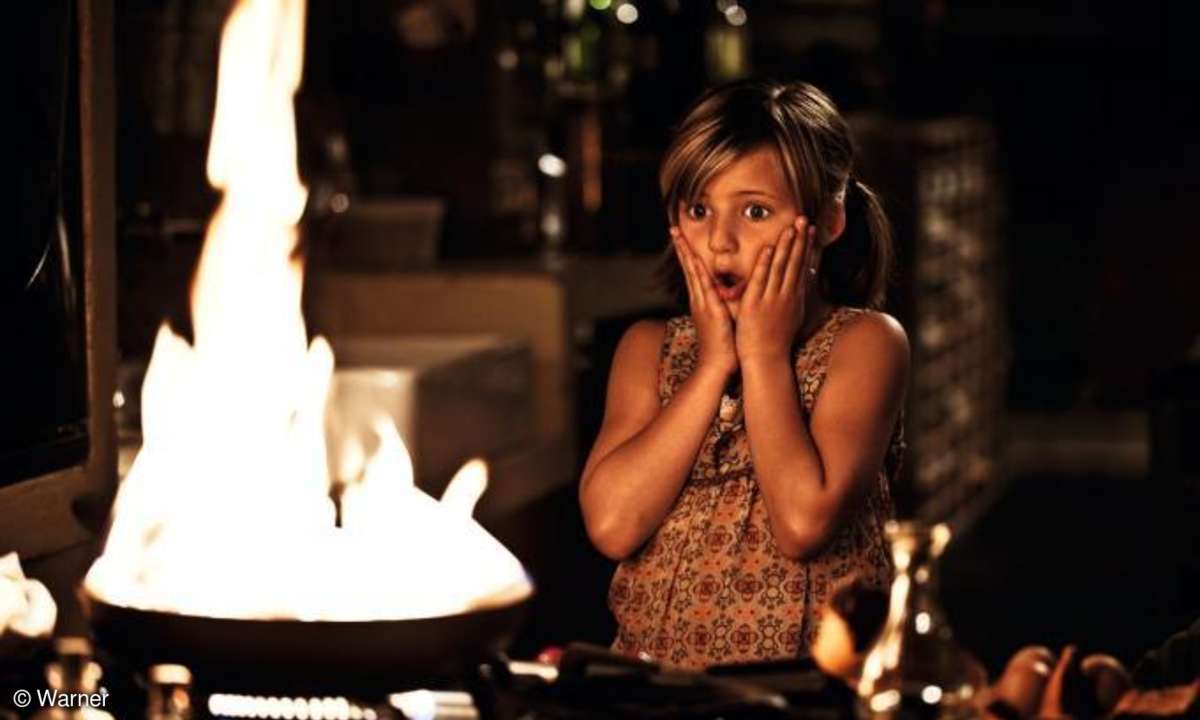 Magdalena (Emma Tiger Schweiger) brät sich alleine Spiegeleier - und setzt dabei Papas schicke Küche in Brand.