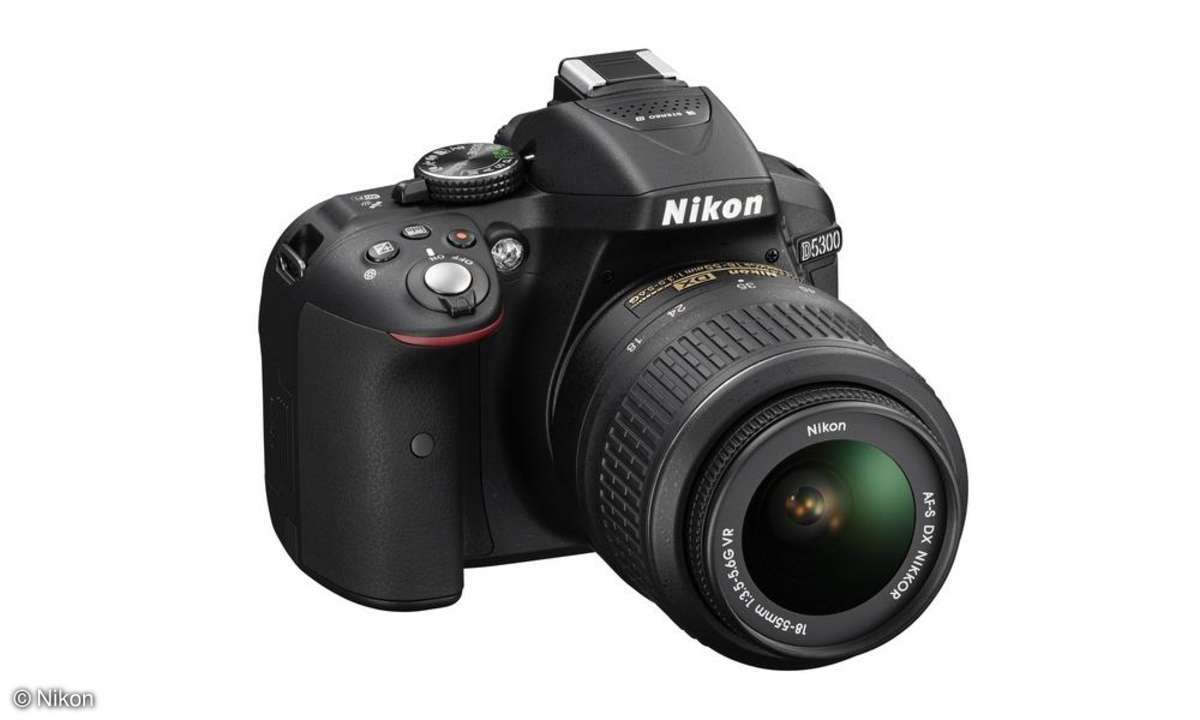 Nikon D5300 - schwarz mit Hotshoecover