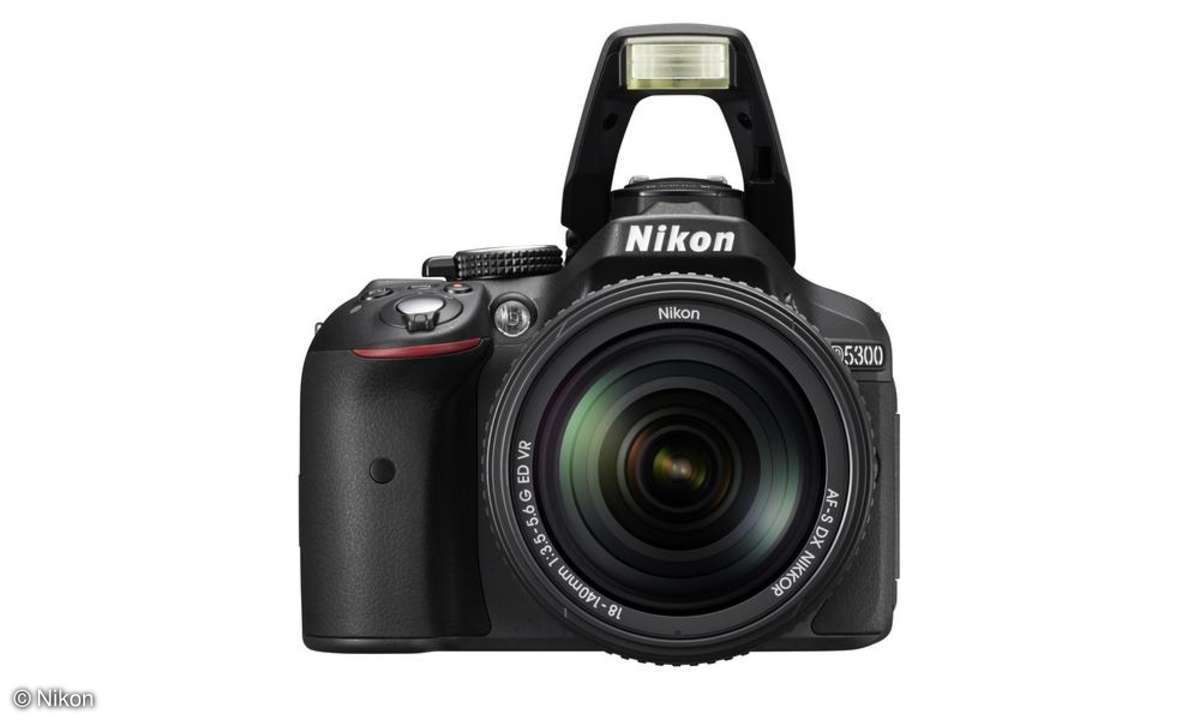 Nikon D5300 - schwarz mit Blitz