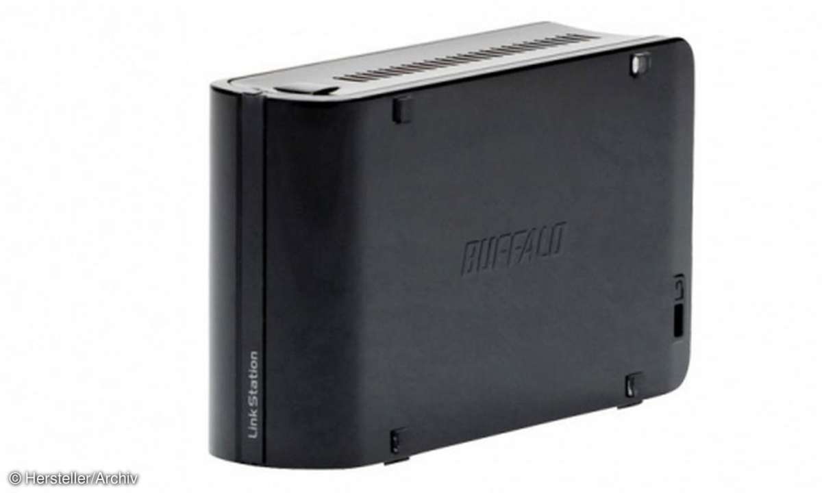 Buffalos LinkStation Mini ist zwar teurer als die Geräte, die wir Ihnen bis hier hin gezeigt haben. Aber dafür wird das Gerät gleich mit zwei 250 GByte großen Festplatten geliefert.