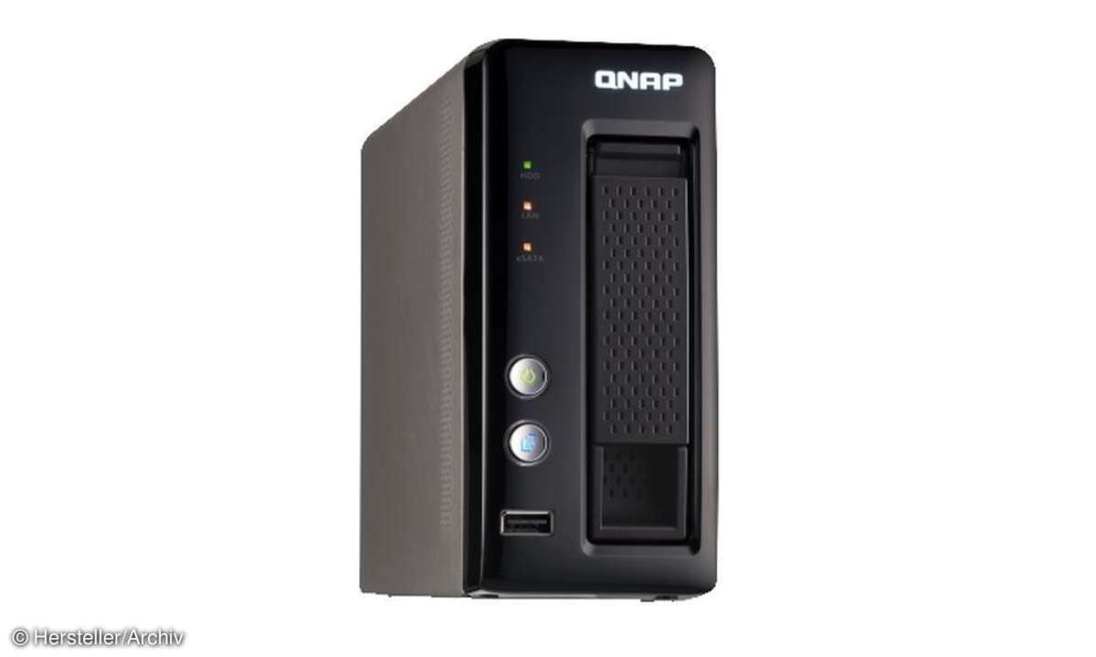Mit knapp 200 Euro ist die QNAPTS-121 knapp 50 Euro teurer als die QNAP TS-212P - und trotzdem hat sie einen Festplattenschacht weniger.